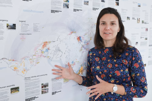 Estefania Mompean Botias consacre son travail de thèse à la thématique de l’architecture dans les situations d’urgence. L’architecte-urbaniste conçoit notamment un Atlas mondial de l’urgence qui regroupe des pratiques de communautés locales.