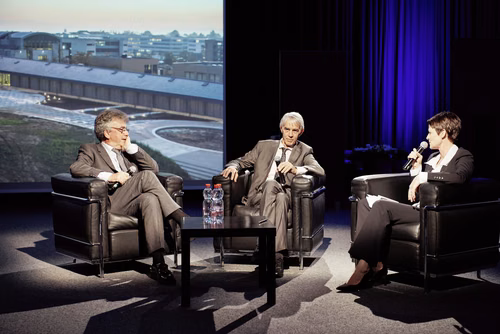 La première édition du gala EPFL Alumni a réuni près de 650 diplômé.es au Rolex Learning Center. Ils ont pu participer à une soirée festive et entendre le Prof. Patrick Aebischer – Président de l’EPFL jusqu’à fin 2016 – et le Prof. Martin Vetterli – Président de l’EPFL dès 2017 – échanger sur la transmission de Présidence.