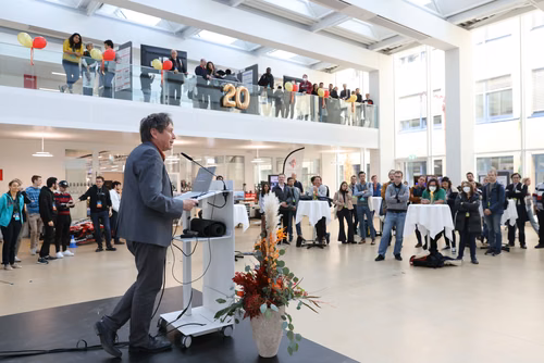 Cette année, la Faculté informatique et communications célèbre son 20e anniversaire, une étape importante dans un domaine qui s’est transformé au cours des deux dernières décennies. Durant cette période, des milliers d’étudiantes et étudiants en bachelor, en master et en doctorat ont obtenu leur diplôme, et ont ensuite contribuer à l’évolution de la branche, tant dans le milieu universitaire que dans le secteur privé.