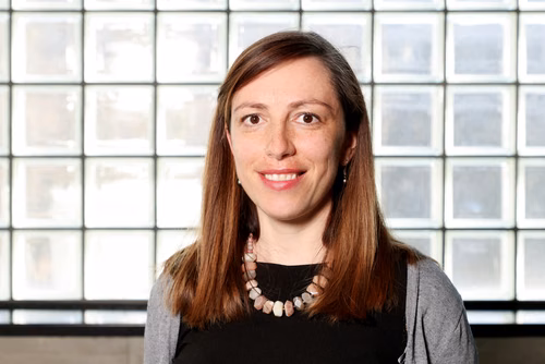 Professeure assistante de micro-ingénierie, Cristina Benea-Chelmus se passionne pour la création de nouvelles choses. En tant que directrice adjointe du nouveau Centre pour les sciences et l’ingénierie quantiques de l’EPFL, elle explorera de récentes technologies photoniques hybrides qui peuvent être bénéfiques aux applications quantiques.