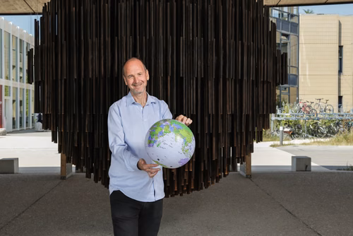 Il a plus de trente ans de Chine «dans les pattes» et des idées novatrices à revendre. Élu meilleur enseignant 2024 du programme en sciences humaines et sociales de l’EPFL, Marc Laperrouza lutte sans relâche contre le déterminisme technologique.