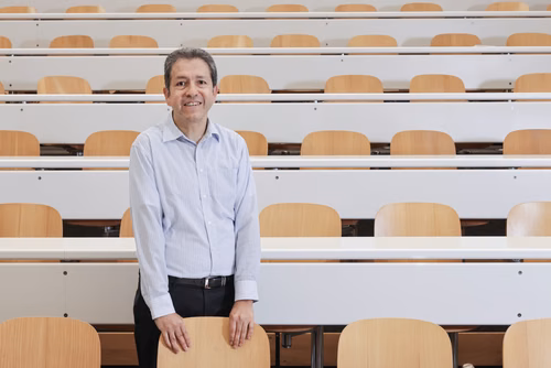 José Luis Zuleta, a mathematics lecturer at EPFL, uses cooking examples to whet his students’ appetite for learning – and corny jokes to keep their attention. His strategy seems to be working, as he was named the best teacher in the mathematics section for 2023.