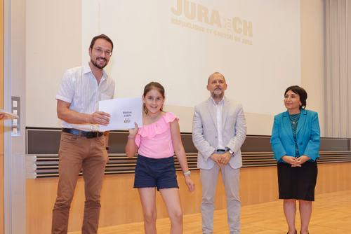 Remise des attestations aux participantes et participants aux cours organisés par le Service de Promotion des Sciences dans le canton du Jura. Avec la participation, pour cette édition, du ministre de l'enseignement, Martial Coutet et du vice-président pour l’innovation et l’impact, Edouard Bugnon