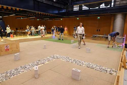 Quatre équipes de trois étudiants ont travaillé pendant un semestre pour concevoir et construire un robot de A à Z. Lors de la compétition, chacun des robots aura 10 minutes pour récolter le plus grand nombre de bouteilles vides et les ramener à la station de recyclage.