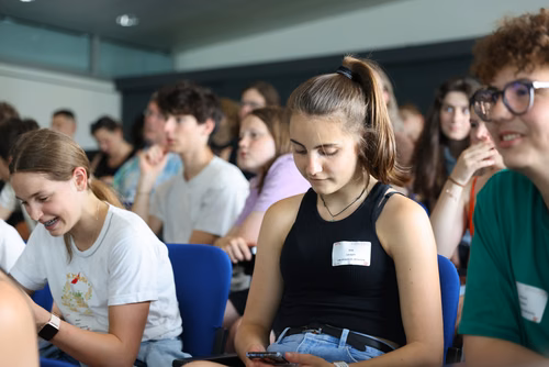 Le concours Alkindi-suisse est une compétition de cryptographie qui a lieu chaque année et ouverte aux classes de 9e, 10e et 11e secondaires. Il est organisé par l’EPFL, les associations Animath et France-ioi. La participation est entièrement gratuite.