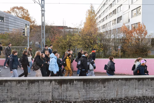 Un événement d’envergure pour préparer son avenir. Comme chaque année, l’EPFL, via son Service de promotion de l’éducation et en collaboration avec ses facultés, se réjouit d'accueillir les gymnasiennes et gymnasiens sur son campus. L’École propose de venir découvrir ses filières de formation, sa communauté estudiantine, son corps enseignant, ses équipes de recherche, les divers services dédiés aux étudiantes et étudiants débutant à l’EPFL, ainsi que les multiples associations chargées d’animer la vie socia