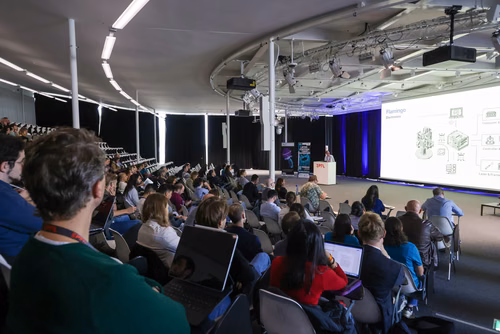 The theme of the conference is “Enabling Discovery by Integrating Microscopy, Machine Learning, and Automation”. The first of its kind in the field, it will bring together about 150 scientists from Europe and abroad working at the forefront of imaging, AI, and hardware development to re-imagine the microscope of the future.