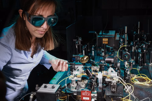 Des chercheuses et chercheurs de l’EPFL, en collaboration avec l’Université de Harvard et l’ETH Zurich, ont mis au point un nouveau circuit en couche mince qui génère des ondes de fréquence térahertz adaptables avec précision lorsqu’il est connecté à un faisceau laser.
