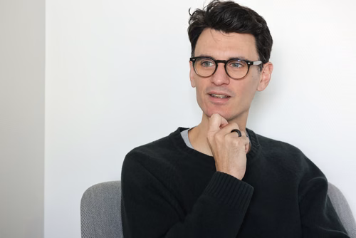 Quentin Delval est d’origine belge, mais n’en a pas l’accent. Docteur en philosophie des sciences, il travaille à l’égalité des chances de l’EPFL et a rédigé un livre, plus clin d’œil que coup de poing, sur la construction masculine ou, plus exactement, sur la déconstruction de l’esquive.