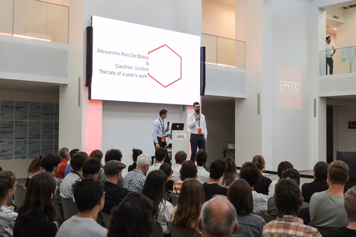L’équipe a dévoilé mercredi soir sa nouvelle voiture de Formula Student électrique dans le nouveau makerspace de l’EPFL. Elle participera à quatre compétitions cet été en Europe. Artemis, la nouvelle voiture de Formula Student de l'EPFL Racing Team.