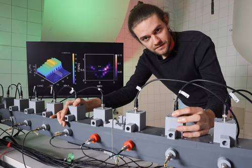 Des scientifiques de l’EPFL ont conçu un système acoustique pour dépasser les contraintes de la physique quantique et étudier comment les atomes communiquent dans la matière condensée. Ils espèrent construire la version acoustique d’un ordinateur quantique.