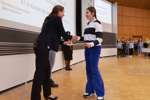 Journée à la découverte des Sciences Remise attestations "Internet & Code pour les filles" Service de la promotion des Sciences de l'EPFL 