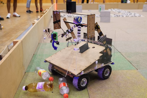 Quatre équipes de trois étudiants ont travaillé pendant un semestre pour concevoir et construire un robot de A à Z. Lors de la compétition, chacun des robots aura 10 minutes pour récolter le plus grand nombre de bouteilles vides et les ramener à la station de recyclage.