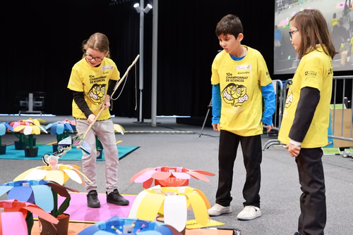 La 10ème édition du championnat de science par équipes, "Curieux et inventifs", permet à des jeunes filles et garçons de 8 à 15 ans de développer leur goût de la réflexion et de la recherche scientifique. Ils peuvent ainsi dévoiler leur inventivité dans une ambiance ludique et créative.