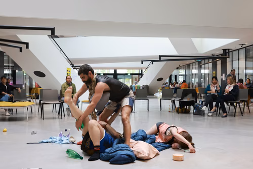 Dans le cadre du festival Les Culturelles du CDH-Culture et suite au workshop RUINED qui a permis à des étudiant·es de fabriquer une sculpture en mycelium, la performance MOLDING propose un ensemble de gestes performatifs dans le prolongement de l’œuvre vivante.