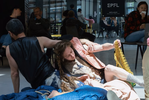 Dans le cadre du festival Les Culturelles du CDH-Culture et suite au workshop RUINED qui a permis à des étudiant·es de fabriquer une sculpture en mycelium, la performance MOLDING propose un ensemble de gestes performatifs dans le prolongement de l’œuvre vivante.