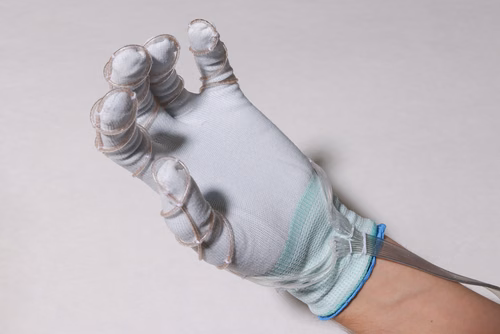 Des scientifiques de l’EPFL ont mis au point des pompes en forme de fibre qui permettent de tisser des circuits fluidiques haute pression dans les textiles sans pompe externe. Les exosquelettes souples, les vêtements thermorégulateurs et les systèmes haptiques immersifs peuvent ainsi être alimentés par des pompes cousues dans le tissu de ces dispositifs. Laboratoire des microsystèmes souples (LMTS)