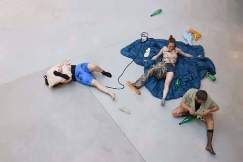 Dans le cadre du festival Les Culturelles du CDH-Culture et suite au workshop RUINED qui a permis à des étudiant·es de fabriquer une sculpture en mycelium, la performance MOLDING propose un ensemble de gestes performatifs dans le prolongement de l’œuvre vivante.