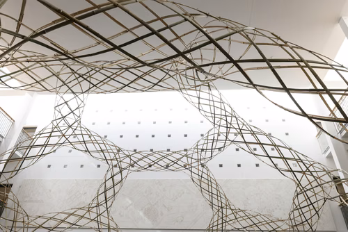Une collaboration entre le Laboratoire d’informatique géométrique de l’EPFL et une artiste britannique débouche sur la création d’une impressionnante structure en bambous tressés.