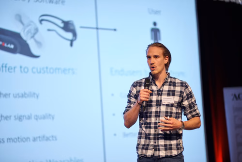 19 entrepreneurs ont “pitché” devant près de 300 personnes lors de la Startup Champions Seed Night coorganisée par l’EPFL Alumni et venturelab au Forum Rolex Learning Center. Daniel Yanisse (MT’12), CEO et co-fondateur de Checkr, était l’invité d’honneur de cette édition.