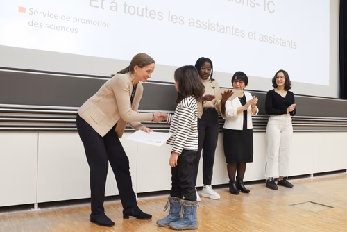 Journée à la découverte des Sciences Remise attestations "Internet & Code pour les filles" Service de la promotion des Sciences de l'EPFL 