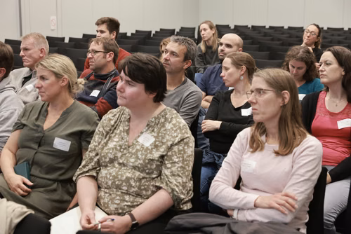 Organisées par le Service promotion de l’éducation, en collaboration avec les sections de l’EPFL, les rencontres 5 à 7 constituent un moment d’échange privilégié entre les enseignantes et enseignants du secondaire et le corps professoral de l’EPFL.