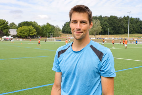 Série d’été – Projet de master. Dans de nombreux sports comme le foot, le tennis ou le ski, les athlètes sont appelés à changer de direction. De leur rapidité, de leur agilité se joue la performance. Celestin Vallat vient de terminer son projet de master en mécanique. Il a monitoré 25 footballeurs professionnels du Lausanne FC, dans le cadre d’une collaboration avec le centre sportif Motion Lab, afin d’analyser leurs performances dans les changements de direction.