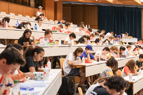 Le championnat des jeux mathématiques et logiques est une compétition populaire et scolaire organisée chaque année à l’échelon européen. Il voit s’affronter des passionné·e·s de mathématiques de toutes générations venus d’une douzaine de pays. Sa finale internationale, qui a traditionnellement lieu à Paris, sera cette année organisée à Lausanne (EPFL). La FSJM gère depuis plus de 30 ans l’organisation de ce championnat en Suisse. Finale sur le Campus EPFL