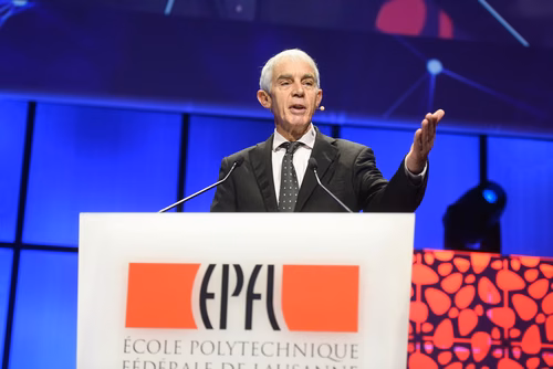 La traditionnelle cérémonie de la Magistrale a mis les diplômés 2018 à l'honneur. Ils l'attendaient depuis cinq ans: ce samedi était enfin le jour de la remise des diplômes de Master de l'EPFL pour 1043 étudiants. Cet événement a réuni 3000 personnes au STCC, dont les étudiants et leur famille, leurs professeurs et de nombreux invités, parmi lesquels le Conseiller fédéral Guy Parmelin.