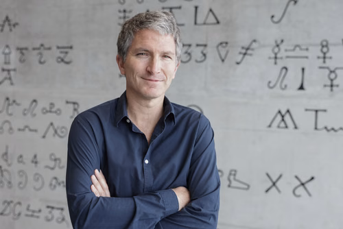 A l’école obligatoire, il détestait les maths. Cela n’a pas empêché Sacha Friedli d’être désigné meilleur enseignant 2022 de la section de mathématiques de l'EPFL. Moyennant une rencontre providentielle et un séjour prolongé au Brésil.