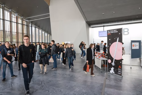 Un événement d’envergure pour préparer son avenir. Comme chaque année, l’EPFL, via son Service de promotion de l’éducation et en collaboration avec ses facultés, se réjouit d'accueillir les gymnasiennes et gymnasiens sur son campus. L’École propose de venir découvrir ses filières de formation, sa communauté estudiantine, son corps enseignant, ses équipes de recherche, les divers services dédiés aux étudiantes et étudiants débutant à l’EPFL, ainsi que les multiples associations chargées d’animer la vie socia