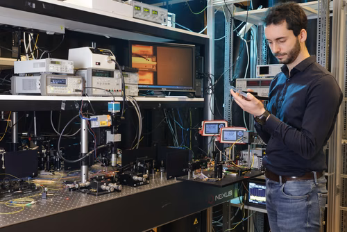 EPFL researchers have developed a hybrid device that significantly improves existing, ubiquitous laser technology.