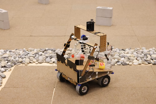 Quatre équipes de trois étudiants ont travaillé pendant un semestre pour concevoir et construire un robot de A à Z. Lors de la compétition, chacun des robots aura 10 minutes pour récolter le plus grand nombre de bouteilles vides et les ramener à la station de recyclage.