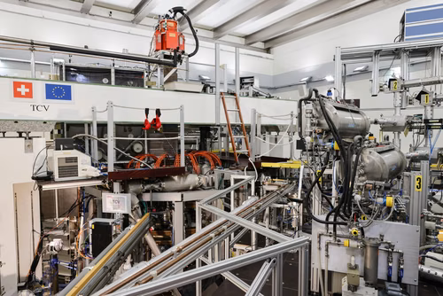 On September 21st, EPFL celebrate the 30th anniversary of its flagship experiment, the Tokamak à Configuration Variable (TCV). Operated by the Swiss Plasma Center as part of the EUROfusion Consortium, it is one of the key European facilities for the ITER project, which aims to demonstrate the scientific and technological feasibility of fusion as an energy source, and the development of DEMO, whose objective is to prove its commercial feasibility. The TCV Tokamak represents a major asset in the global effort