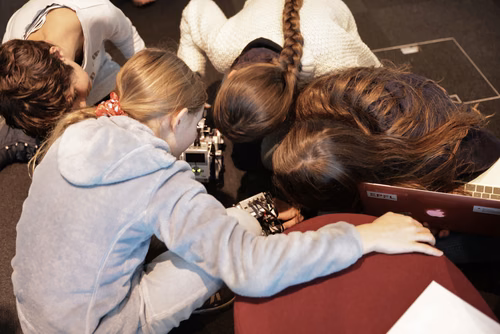 Atelier robotique pour les filles Campus Biotech, remise des attestations