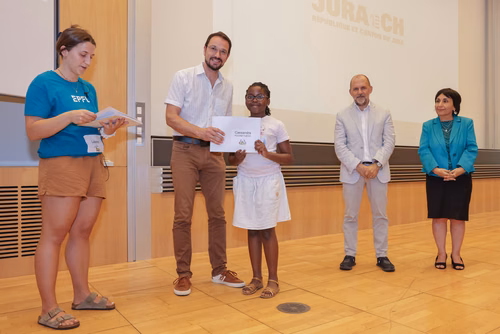Remise des attestations aux participantes et participants aux cours organisés par le Service de Promotion des Sciences dans le canton du Jura. Avec la participation, pour cette édition, du ministre de l'enseignement, Martial Coutet et du vice-président pour l’innovation et l’impact, Edouard Bugnon