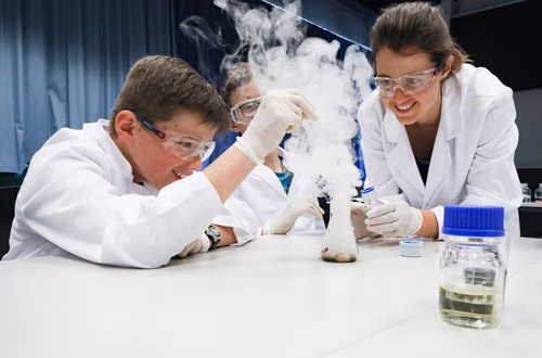  l’EPFL accueille chaque année les classes romandes de 7ème et 8ème pour une journée de découverte des sciences et domaines techniques.
