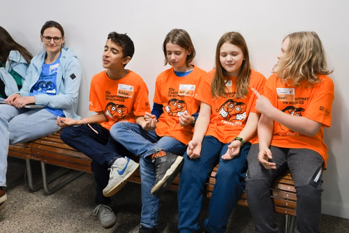 La 10ème édition du championnat de science par équipes, "Curieux et inventifs", permet à des jeunes filles et garçons de 8 à 15 ans de développer leur goût de la réflexion et de la recherche scientifique. Ils peuvent ainsi dévoiler leur inventivité dans une ambiance ludique et créative.