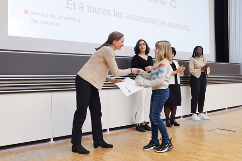 Journée à la découverte des Sciences Remise attestations "Internet & Code pour les filles" Service de la promotion des Sciences de l'EPFL 