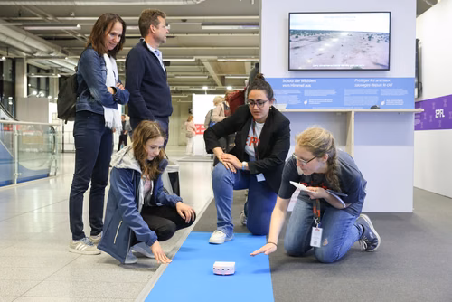 L’EPFL vous propose d’explorer ces liens étroits entre science et monde animal à travers une exposition de 200m2 présentant une sélection de projets de recherche issus des laboratoires de l’École.