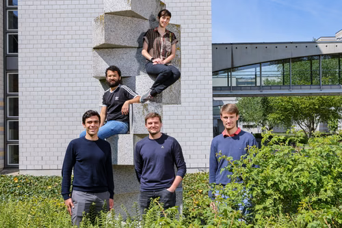Laura Vilaclara, Matthieu Broisin, Roberto Valenza, Fabian Latorre et Alexis Goujon sont les cinq gagnants du « STI Teaching Assistant Award », soit le prix des meilleurs assistants-doctorants en français. Cette nouvelle distinction, instaurée par la Faculté des sciences et techniques de l’ingénieur, leur a été remise pour la première fois cette année.