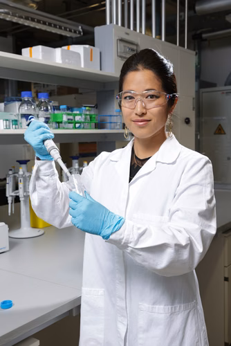 Nako Nakatsuka, chimiste analytique et professeure assistante tenure track à l’EPFL, raconte son parcours académique hors du commun, jalonné de réussites aussi bien scientifiques que sportives.
