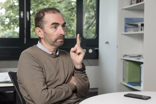Éric Du Pasquier, the Director of EPFL’s Department of Security, Safety and Facilities Operations, is the winner of the first Outstanding Commitment Award, which was given out at the 2022 Magistrale graduation ceremony. This award recognizes the excellent work he did in navigating our School through the pandemic.