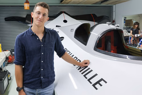 L’équipe SP80 vient d’accrocher pour la première fois un kite à son bateau, une nouvelle étape vers la tentative de battre le record du monde de vitesse à la voile et d’atteindre 150km/h à la seule force du vent. Un projet qui rassemble depuis cinq ans alumni, étudiantes et étudiants de l’EPFL.