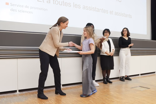 Journée à la découverte des Sciences Remise attestations "Internet & Code pour les filles" Service de la promotion des Sciences de l'EPFL 