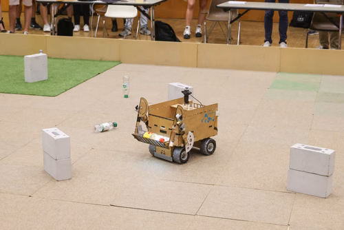 Quatre équipes de trois étudiants ont travaillé pendant un semestre pour concevoir et construire un robot de A à Z. Lors de la compétition, chacun des robots aura 10 minutes pour récolter le plus grand nombre de bouteilles vides et les ramener à la station de recyclage.
