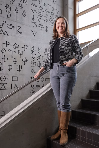 Professeure de chimie à l’EPFL, Angela Steinauer raconte l’impact que le programme FLP pour les femmes en science a eu sur sa carrière. Les candidatures pour 2025 sont ouvertes.