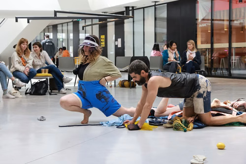 Dans le cadre du festival Les Culturelles du CDH-Culture et suite au workshop RUINED qui a permis à des étudiant·es de fabriquer une sculpture en mycelium, la performance MOLDING propose un ensemble de gestes performatifs dans le prolongement de l’œuvre vivante.