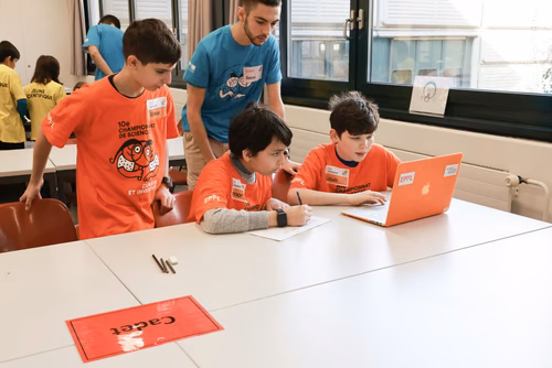 La 10ème édition du championnat de science par équipes, "Curieux et inventifs", permet à des jeunes filles et garçons de 8 à 15 ans de développer leur goût de la réflexion et de la recherche scientifique. Ils peuvent ainsi dévoiler leur inventivité dans une ambiance ludique et créative.