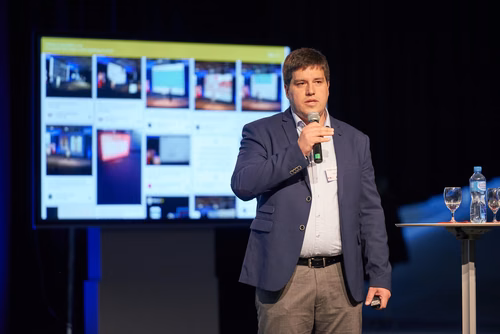 22 entrepreneurs ont participé au concours de “pitch” devant 400 personnes lors de la Startup Champions Seed Night coorganisée par l’EPFL Alumni et venturelab au Forum Rolex Learning Center. Tej Tadi (PhD SV’11), fondateur et CEO de MindMaze, était l’invité d’honneur de cette édition.